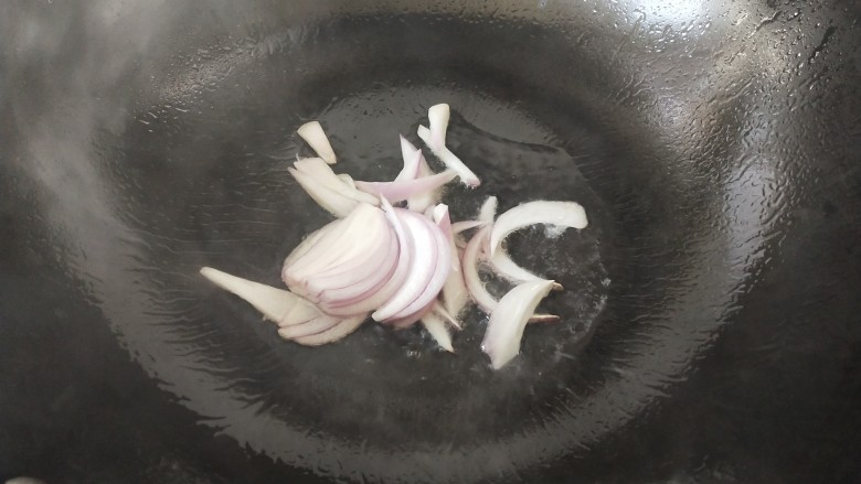 腊肉炒冬笋,锅里放油烧热,放入<a style='color:red;display:inline-block;' href='/shicai/ 29'>洋葱</a>爆炒出香味
