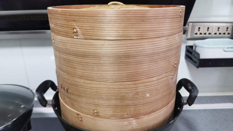 豆腐包子,开大火蒸至冒气后计时，大火蒸15分钟，关火后再焖5分钟开锅