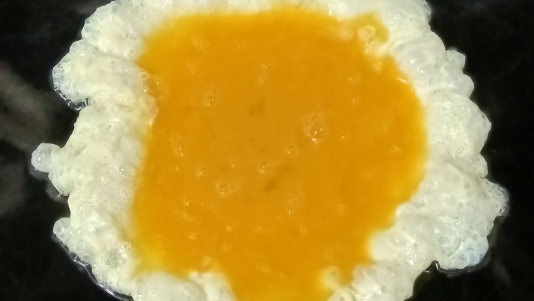 火腿肠炒鸡蛋,热锅下油,倒入蛋液