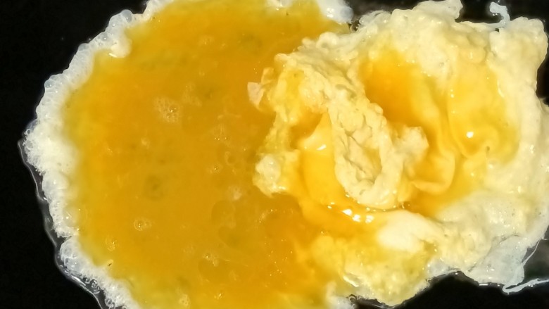 火腿肠炒鸡蛋,凝固后用筷子拨到一边,煎熟