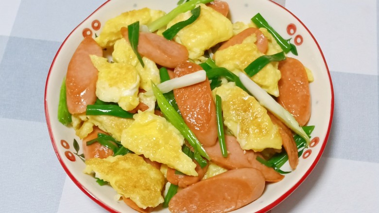火腿肠炒鸡蛋,一道火腿肠炒鸡蛋就做好了~