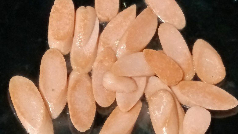 火腿肠炒鸡蛋,锅中倒入少许油,放入火腿肠煎香