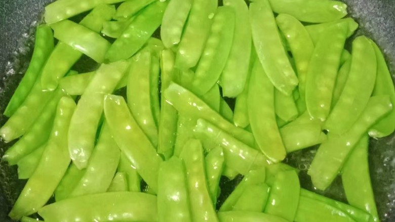 荷兰豆炒腊肠,锅中烧水,水开后放入荷兰豆绰至变色