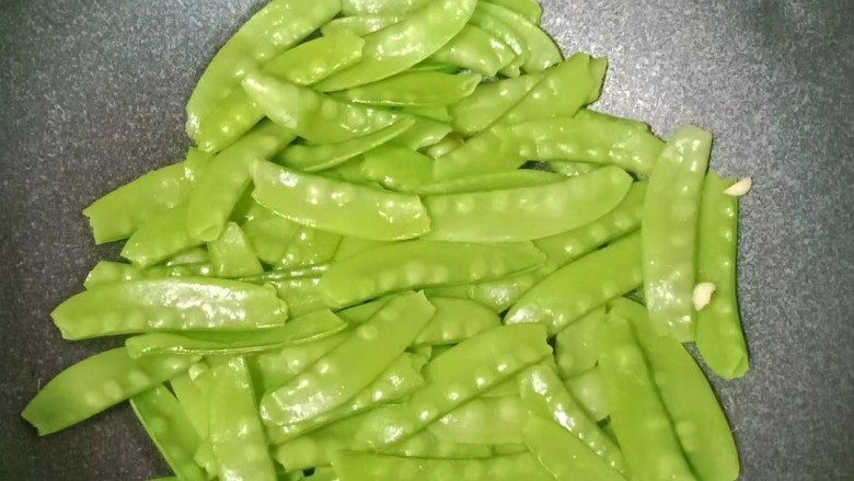 荷兰豆炒腊肠,起锅热油,放入蒜末爆香,倒入荷兰豆翻炒