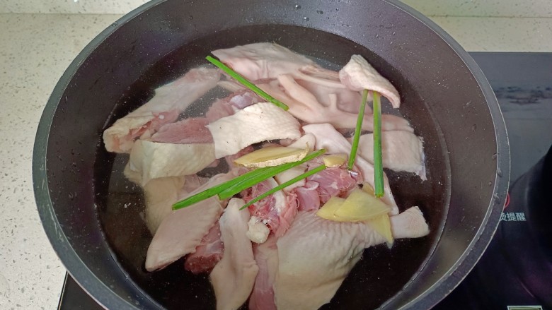胡萝卜老鸭汤,加入葱段,姜片。