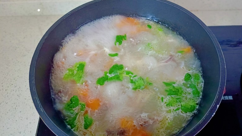 胡萝卜老鸭汤,喜欢吃香菜的可以放一点香菜末,关火起锅。