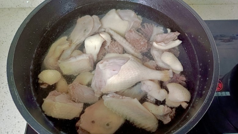 胡萝卜老鸭汤,鸭肉重新放入锅里,喜欢喝汤的可以多放一点。