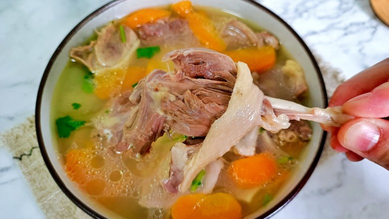 胡萝卜老鸭汤,土鸭肉就是比较香,有嚼劲。