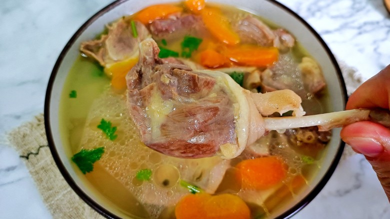 胡萝卜老鸭汤,汤汁拌饭是一绝!