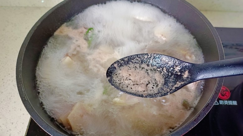胡萝卜老鸭汤,焯水期间撇去浮沫,焯水后清水冲洗后干净。
