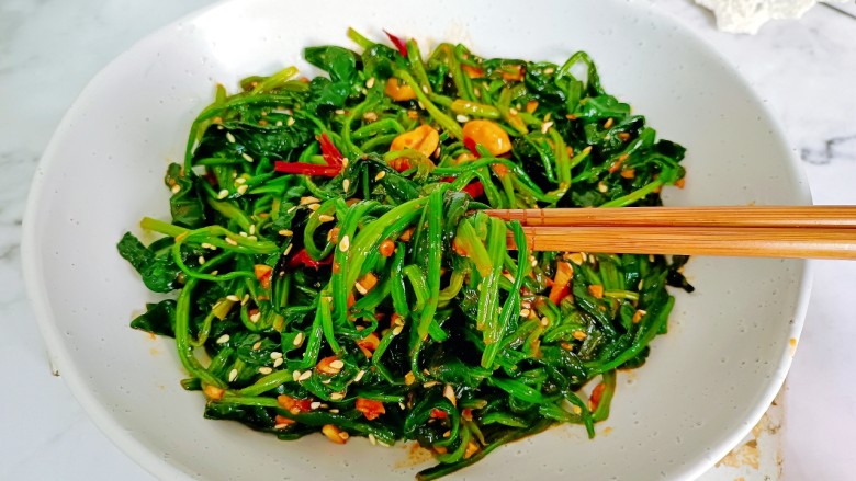 凉拌菠菜,超开胃的下饭菜!三分钟就搞定一盘,巨好吃!