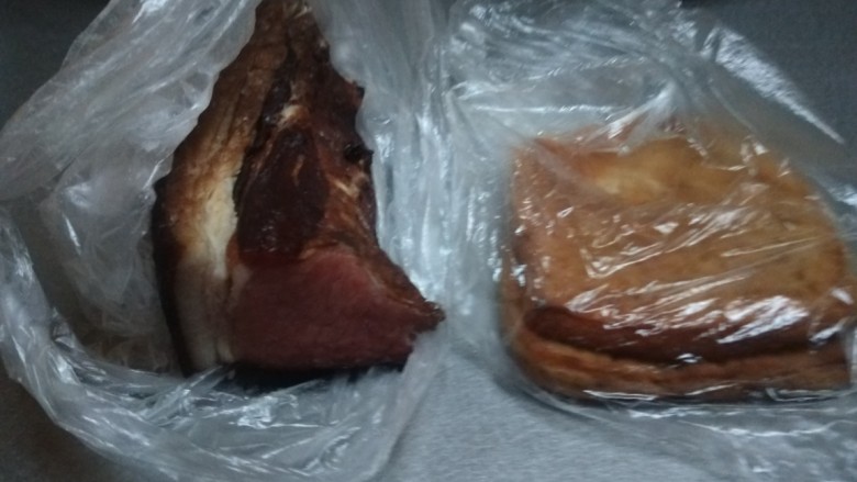 香干蒸腊肉,烟熏腊肉一块，<a style='color:red;display:inline-block;' href='/shicai/ 5879'>豆干</a>一块
