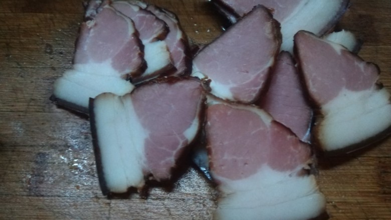 香干蒸腊肉,在切成片