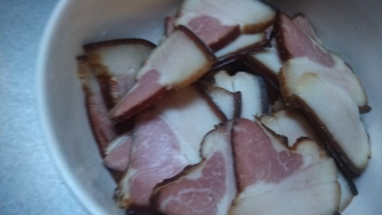 香干蒸腊肉,装入碗中