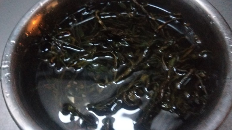 香干蒸腊肉,干豇豆角提前泡开