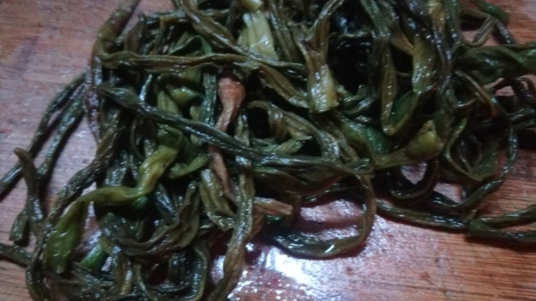 香干蒸腊肉,切成小段