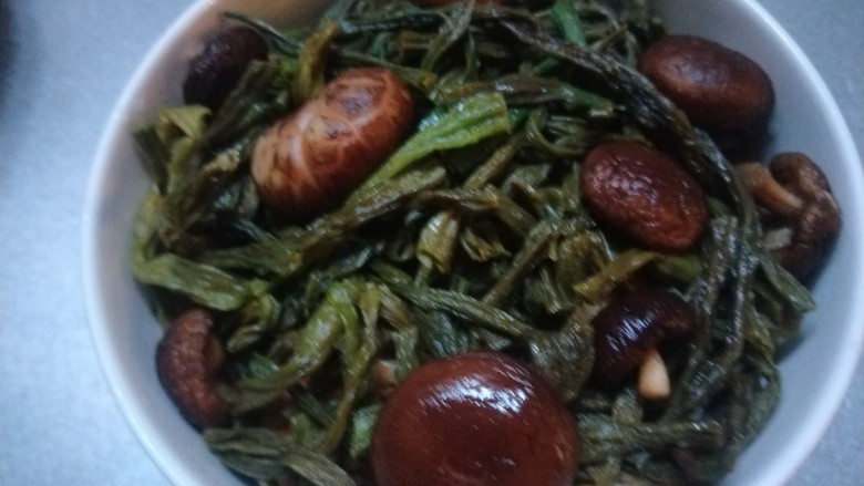 香干蒸腊肉,放入碗中，在加入几朵泡好的<a style='color:red;display:inline-block;' href='/shicai/ 241'>干香菇</a>