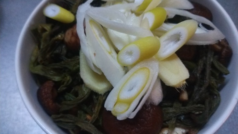 香干蒸腊肉,加入葱姜