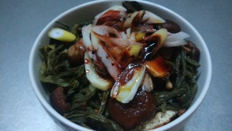 香干蒸腊肉,倒入生抽，豆腐乳。加入<a style='color:red;display:inline-block;' href='/shicai/ 3729'>白糖</a>，肉是咸的，不要加盐