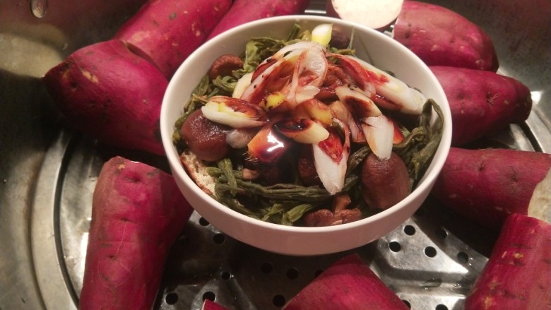 香干蒸腊肉,放入蒸锅，我一次两用，又蒸的红薯