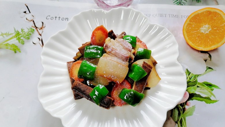 豆干炒腊肉,拍上成品图,一道美味又下饭的豆干炒腊肉就完成了。