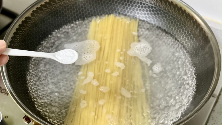 仪式感满满的番茄肉酱意面,比餐厅出品的还好吃,锅中加水烧开,加1小勺盐,加入<a style='color:red;display:inline-block;' href='/shicai/ 5030'>意面</a>煮10~15分钟后捞出