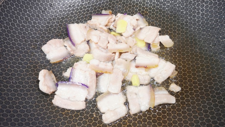辣椒豆腐干小炒肉,炒锅内倒适量的<a style='color:red;display:inline-block;' href='/shicai/ 849'>花生油</a>烧热,下入五花肉和生姜片煸炒至变色。