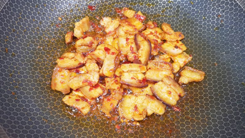 辣椒豆腐干小炒肉,加入<a style='color:red;display:inline-block;' href='/shicai/ 705'>豆瓣酱</a>炒出红油。