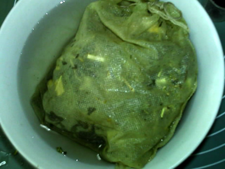 益母草鸡蛋汤,将益母草装入药袋中扎好,加水浸泡半小时。