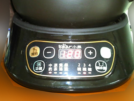 益母草鸡蛋汤,启动煲汤功能,煮沸后继续煮5分钟。