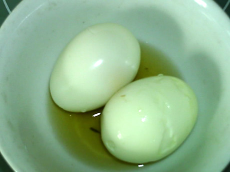 益母草鸡蛋汤,取出鸡蛋,去壳,