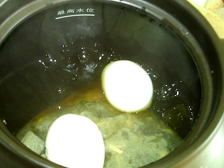 益母草鸡蛋汤,放回煲中,文火继续煮1小时。