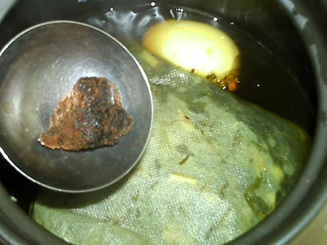 益母草鸡蛋汤,加入红糖,再煮10分钟。