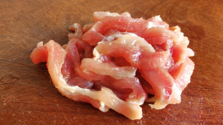 辣椒豆腐干小炒肉,<a style='color:red;display:inline-block;' href='/shicai/ 414'>猪肉</a>切成肉丝。若是选用五花肉来炒,味道会更香。