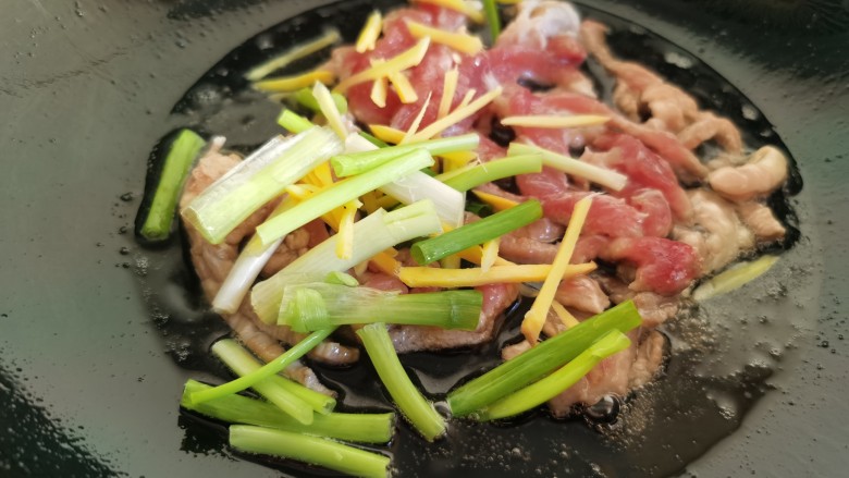 辣椒豆腐干小炒肉,加入葱姜丝翻炒,加入<a style='color:red;display:inline-block;' href='/shicai/ 718'>料酒</a>翻炒去腥。