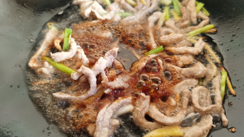 辣椒豆腐干小炒肉,加入盐和<a style='color:red;display:inline-block;' href='/shicai/ 788'>生抽</a>。