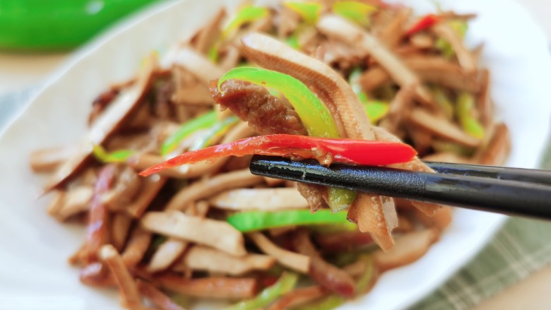 辣椒豆腐干小炒肉,香辣咸鲜,记得多备几碗米饭哦!