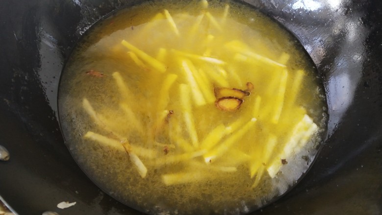 驱寒汤,倒入适量开水烧开后,再烧3分钟左右