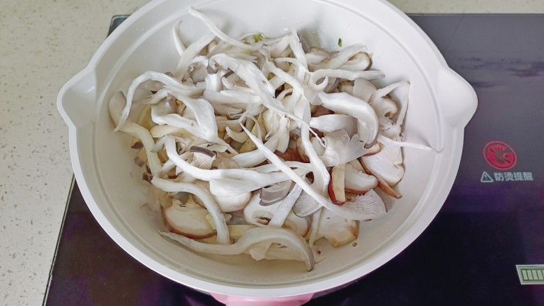 低脂菌菇羹,加香菇,平菇翻炒均匀。