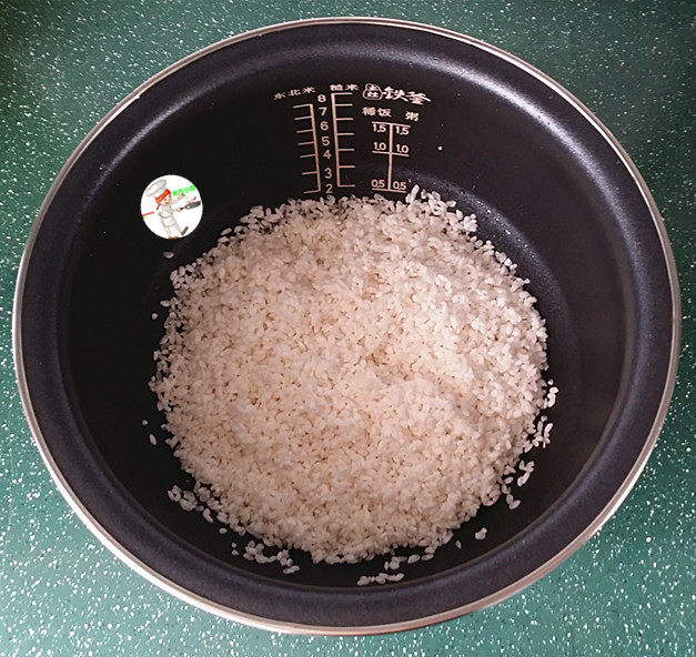 腊味糯米饭,接着将<a style='color:red;display:inline-block;' href='/shicai/ 498'>糯米</a>用水淘洗干净,倒入电饭煲中