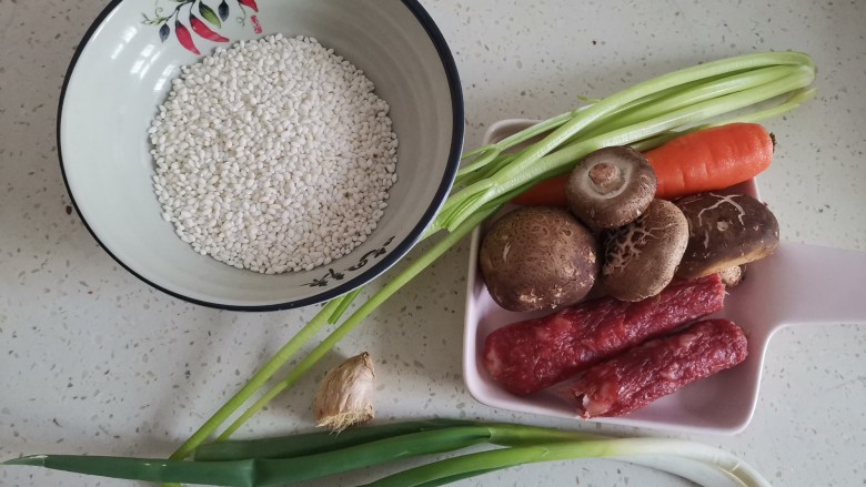 腊味糯米饭,准备食材备用