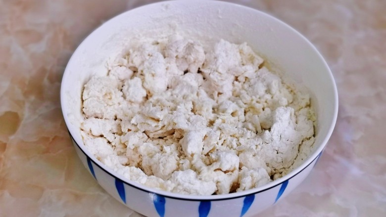 糖酥饼,面粉中加入开水搅拌城絮状。(水量可以灵活运用,不同面粉吸水性不同)