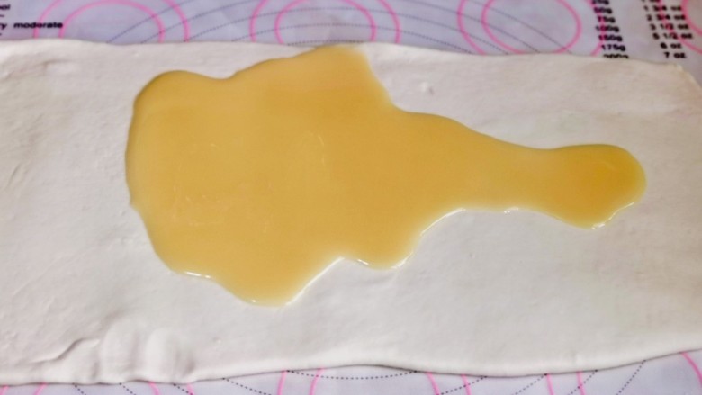 糖酥饼,将面团擀成长方形,再倒入油酥。