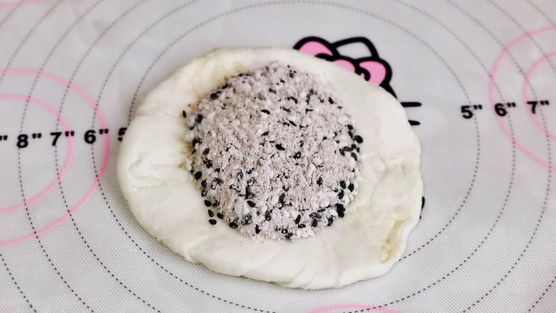 糖酥饼,取一块面团,擀面杖擀圆饼,放上红糖馅,如包子手法捏紧。