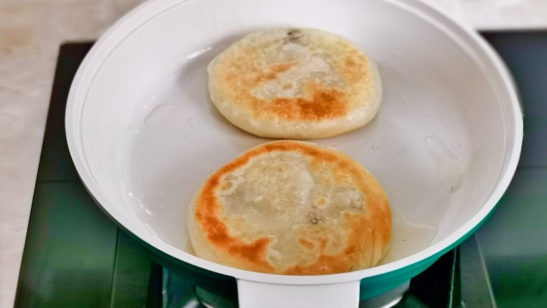 糖酥饼,烙至两面金黄,熟了即可。