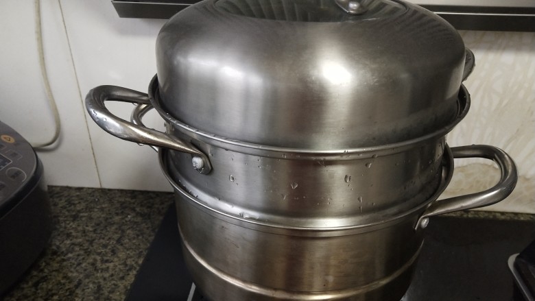 腊味糯米饭,泡好的糯米清洗两遍放入蒸锅,冷水上锅蒸25分钟