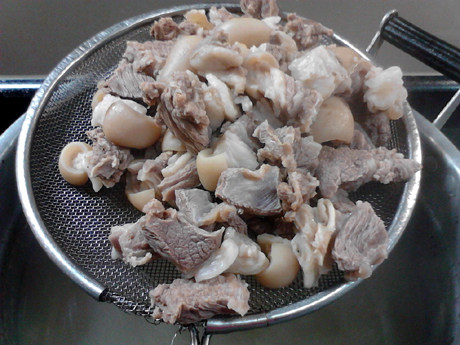 萝卜煲羊排,捞出羊肉,弃汤不用。