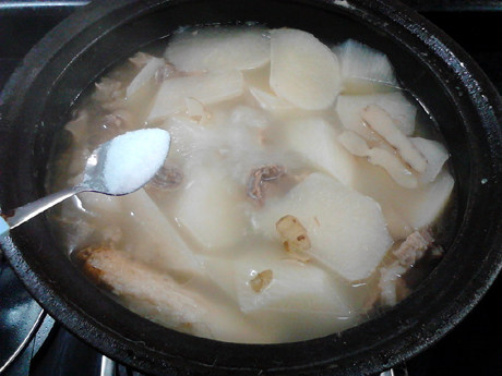 萝卜煲羊排,煮到羊肉熟软,加入食盐调味。
