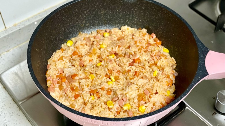 虎年来了,可可爱爱的老虎蛋包饭做起来吧!,翻炒均匀后盛出