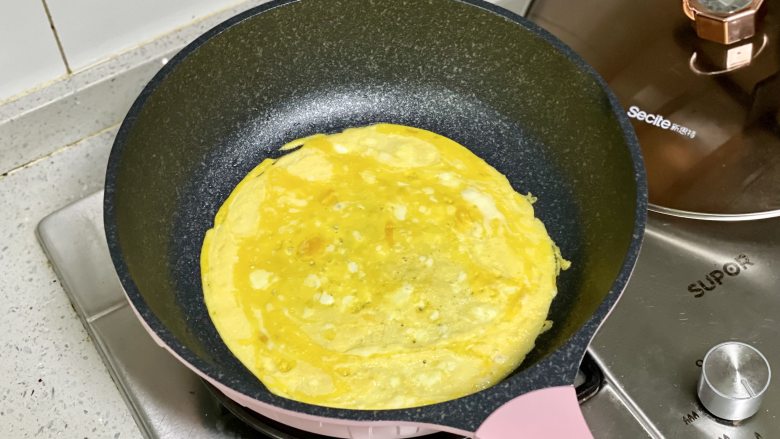 虎年来了,可可爱爱的老虎蛋包饭做起来吧!,不粘锅烧热,刷一层油,下<a style='color:red;display:inline-block;' href='/shicai/ 9'>鸡蛋</a>液,晃匀,煎好蛋皮